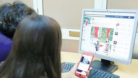 Payments for e-commerce transactions must be made via banks or authorised payment intermediary services, according to the draft of the amended Law on Tax Management.— Photo cafef.vn