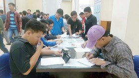 Người dân vẫn còn thói quen viết tay các mẫu đơn thủ tục hành chính, thay vì dùng phương thức trực tuyến