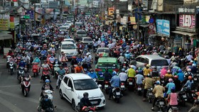 Khí thải của phương tiện giao thông cá nhân góp phần làm không khí ô nhiễm. Ảnh: THÀNH TRÍ