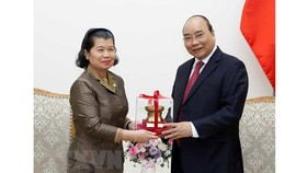 Thủ tướng Nguyễn Xuân Phúc tặng quà lưu niệm cho Phó Thủ tướng Chính phủ Hoàng gia Campuchia, Bộ trưởng Bộ Quan hệ với Quốc hội-Thượng viện và Thanh tra Campuchia Men Sam An. Ảnh: Thống Nhất/TTXVN