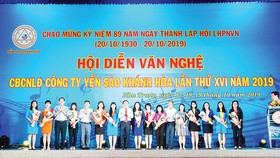 Ông Lê Hữu Hoàng - Chủ tịch HĐTV và Ông Nguyễn Anh Hùng- Tổng Giám đốc Công ty TNHH Nhà nước Một thành viên Yến sào Khánh Hòa (thứ 8 và thứ 2 từ trái sang) trao tặng hoa cho các đội tham dự. Ảnh: YSKH