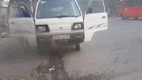 Xe chở học sinh bốc khói