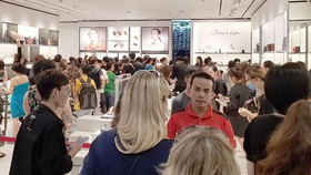 Người tiêu dùng xếp hàng mua hàng giảm giá