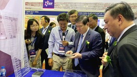 Chủ tịch UBND TPHCM Nguyễn Thành Phong tham quan gian hàng sản phẩm công nghiệp hỗ trợ của doanh nghiệp trong nước tại triển lãm. Ảnh: ÁI VÂN