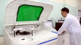 Máy xét nghiệm hóa sinh giúp phát hiện ung thư của Bệnh viện Đa khoa Hạnh Phúc. Ảnh: HẠNH DUNG