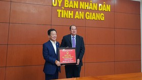 Ông Nguyễn Thanh Bình, Chủ tịch UBDN tỉnh An Giang trao quyết định chủ trương đầu tư 2 dự án khu đô thị mới cho ông Đỗ Quang Hiển, Chủ tịch HĐQT kiêm Tổng Giám đốc Tập đoàn T&T Group