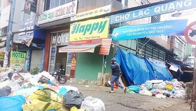 Rác chất thành đống ngay đầu chợ