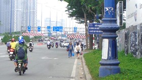 Vỉa hè trồng kín cỏ, hiểm nguy cho người đi bộ