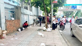 Rác thức ăn dư thừa "bủa vây" cổng bệnh viện