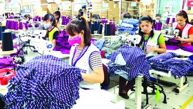 Công việc vất vả nhưng thu nhập chưa được cao, khiến cho cuộc sống người công nhân may không đảm bảo, không có thời gian chăm sóc gia đình