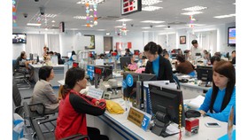 Giao dịch tại một ngân hàng ở TPHCM. Ảnh: THÀNH TRÍ
