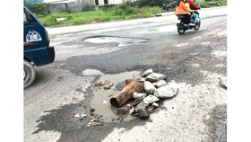 Lấy đá to lấp ổ gà, nguy hiểm khó lường