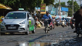 Mặt đường tỉnh lộ 9 nham nhở, gây mất an toàn giao thông
