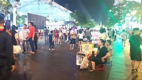 Hàng rong gây nhếch nhác phố đi bộ Nguyễn Huệ