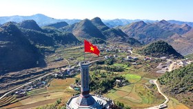 Tự hào lá cờ Việt Nam trên hành trình chinh phục miền biên ải