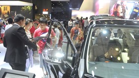 Ô tô giảm giá “sốc” giữa mùa cao điểm