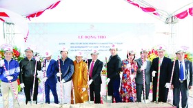 Các đại biểu thực hiện nghi thức động thổ Dự án đầu tư xây dựng và kinh doanh hạ tầng kỹ thuật khu công nghiệp Bá Thiện - Phân khu 1