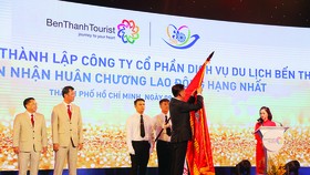 Ông Trần Vĩnh Tuyến - Phó Chủ tịch UBND TPHCM trao Huân chương Lao động hạng nhất cho Công ty BenThanh Tourist