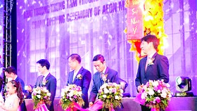 Ông Lê Viết Hải - CT.HĐQT, TGĐ Hòa Bình (thứ 2 từ bên phải qua) thực hiện nghi thức khai trương