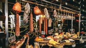 Tiệc rượu vang và phô mai cùng hôtel des arts saigon