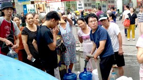 Nước sạch bốc mùi, dân khốn khó