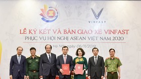 VinFast sẽ lần lượt bàn giao 393 xe ôtô từ nay đến tháng 9/2020 cho Tiểu ban Vật chất-Hậu cần, Ủy ban Quốc gia ASEAN 2020 sử dụng để đưa đón đại biểu trong thời gian đến Việt Nam tham dự Hội nghị. (Nguồn: Vinfast)