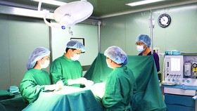 Các bác sĩ tại một ca phẫu thuật thẩm mỹ.