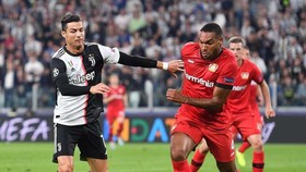 Ronaldo đi bóng qua hậu vệ Leverkusen