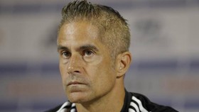 Aulas gây áp lực với Juninho, Sylvinho thừa nhận lo lắng