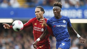 Nhóc Chelsea Abraham gọi Van Dijk là “quái thú”