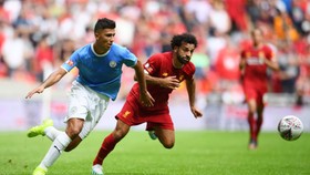 Rodri tranh bóng với Salah