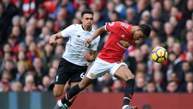 Marcus Rashford băng qua Alexander-Arnold