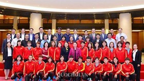 Toàn đội tuyển nữ Việt Nam, lãnh đạo VFF chụp ảnh lưu niệm với Chủ tịch Quốc Hội Nguyễn Thị Kim Ngân.