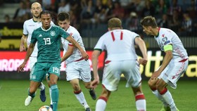 Leroy Sane đi bóng trước hàng thủ Belarus
