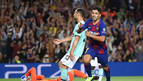 Luis Suarez ghi bàn vào lưới Inter ở lượt đi