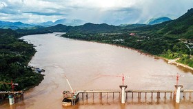 Tuyến đường sắt kéo dài từ biên giới Trung Quốc sang Thủ đô Viêng Chăn của Lào đang trong giai đoạn xây dựng từ nguồn vốn Trung Quốc.