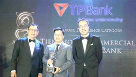 Ông Nguyễn Hưng đại diện TPBank lên nhận giải thưởng