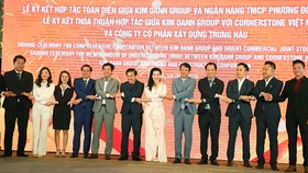 Ban lãnh đạo Kim Oanh Group, Ngân hàng TMCP Phương Đông (OCB), Công ty CornerStone Việt Nam và Công ty cổ phần Xây dựng Trung Hậu chụp hình lưu niệm sau nghi thức ký kết hợp tác. Việc hợp tác này sẽ hình thành một liên minh hùng mạnh nhằm triển khai hiệu