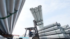 Nhà đầu tư “gồng gánh” cổ phiếu thép