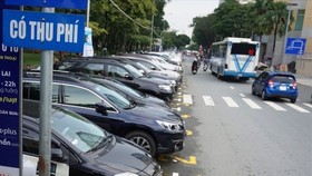 TPHCM: Tiếp tục thu phí sử dụng tạm thời lòng đường để đỗ xe ô tô
