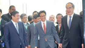 Lãnh đạo TPHCM và đại diện Chính phủ cùng các đại biểu tham dự Diễn đàn Kinh tế TPHCM. Ảnh HOÀNG HÙNG