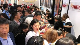 Khách hàng giao dịch vàng miếng. (Ảnh: Đức Duy/Vietnam+)