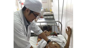 Các bác sĩ chăm sóc cho bệnh nhân sau khi phẫu thuật thành công