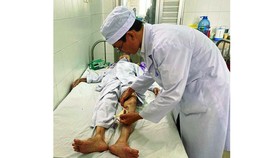 Bác sĩ chăm sóc cho cụ bà 104 tuổi sau khi phẫu thật thành công