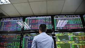 Nhóm CP trụ nổi sóng, VN Index tăng gần 17 điểm