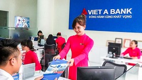 Khách hàng đang giao dịch tại VietABank.