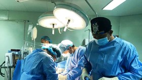 Các bác sĩ phẫu thuật cho những bệnh nhân thành công.