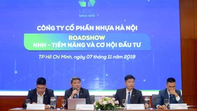 Đại diện lãnh đạo CTCP Nhựa Hà Nội và Tập đoàn An Phát Holdings trả lời câu hỏi tại Hội thảo “NHH - Tiềm năng và cơ hội đầu tư”.