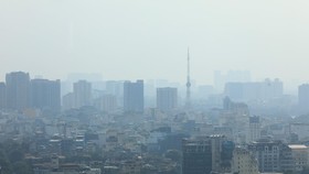 Hiện tượng bụi mịn, sương mù quang học gây ô nhiễm không khí ở Hà Nội lại có xu hướng trở lại. (Ảnh: Thành Đạt/TTXVN)