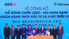 Lãnh đạo 2 bên tham gia ký kết. (Nguồn: BIDV)